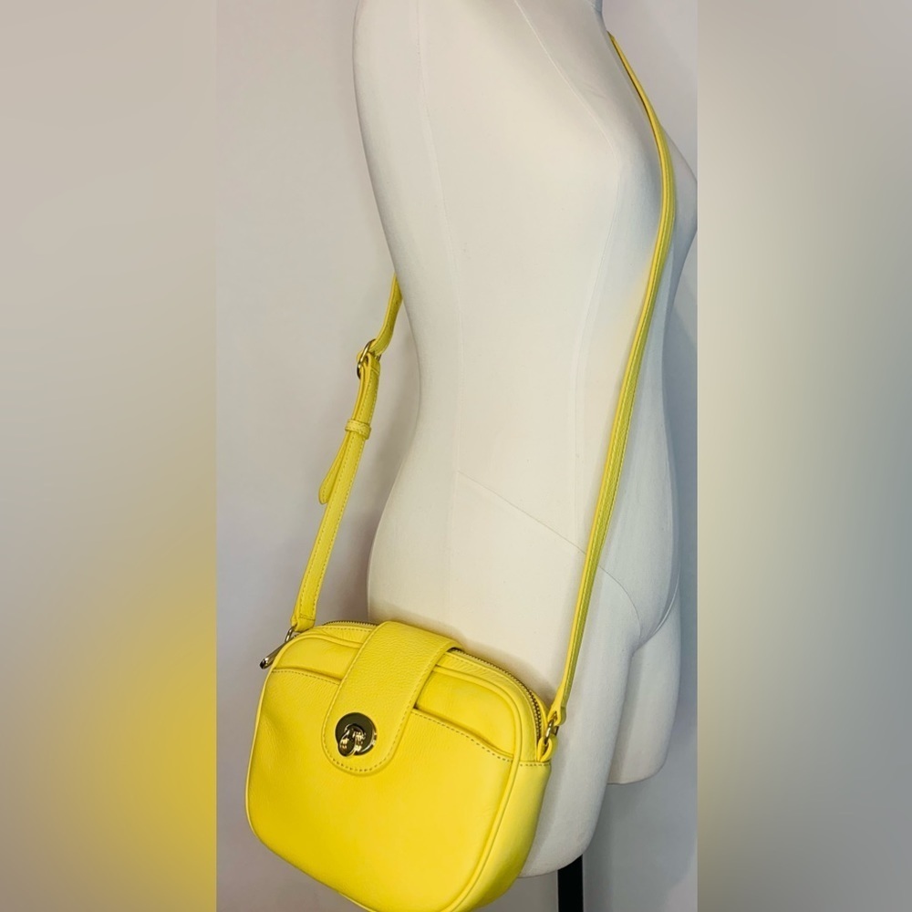Talbots NWOT Pebbled  Napa Yellow Leather Turnlock Camera Bag/Crossbody! - Picture 4 of 9